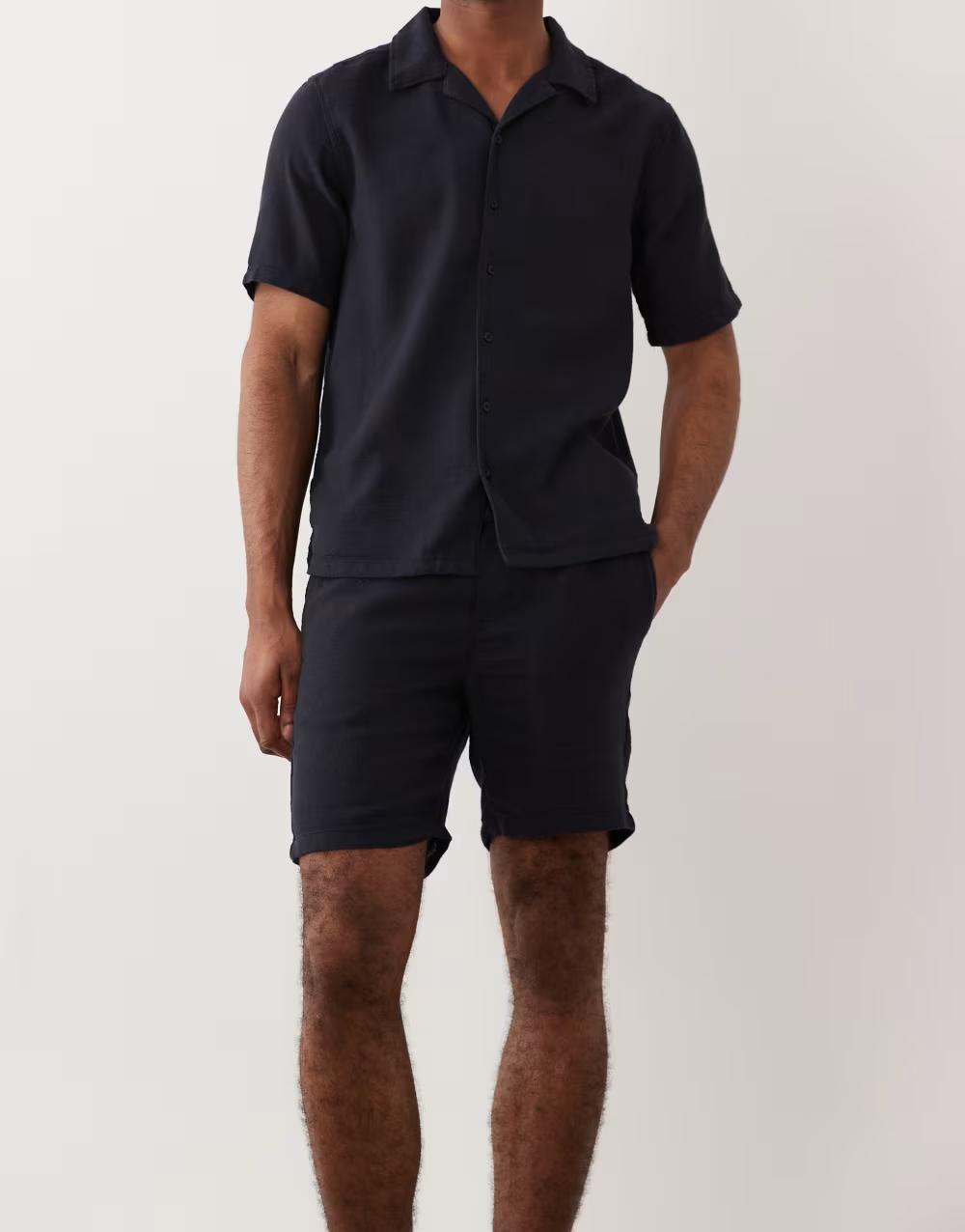 granatowe spodenki casual