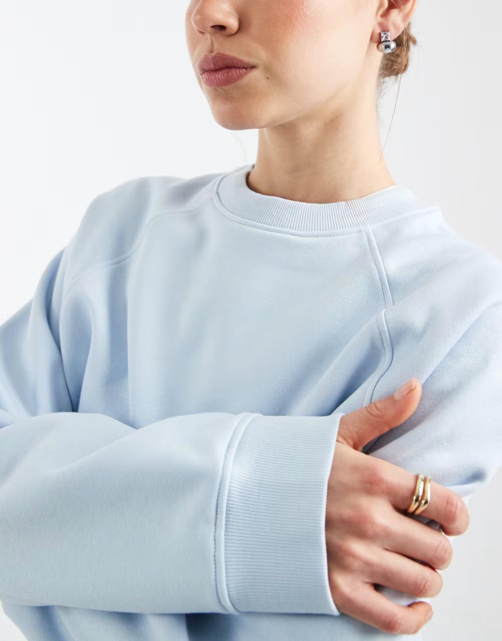 niebieska bluza oversized