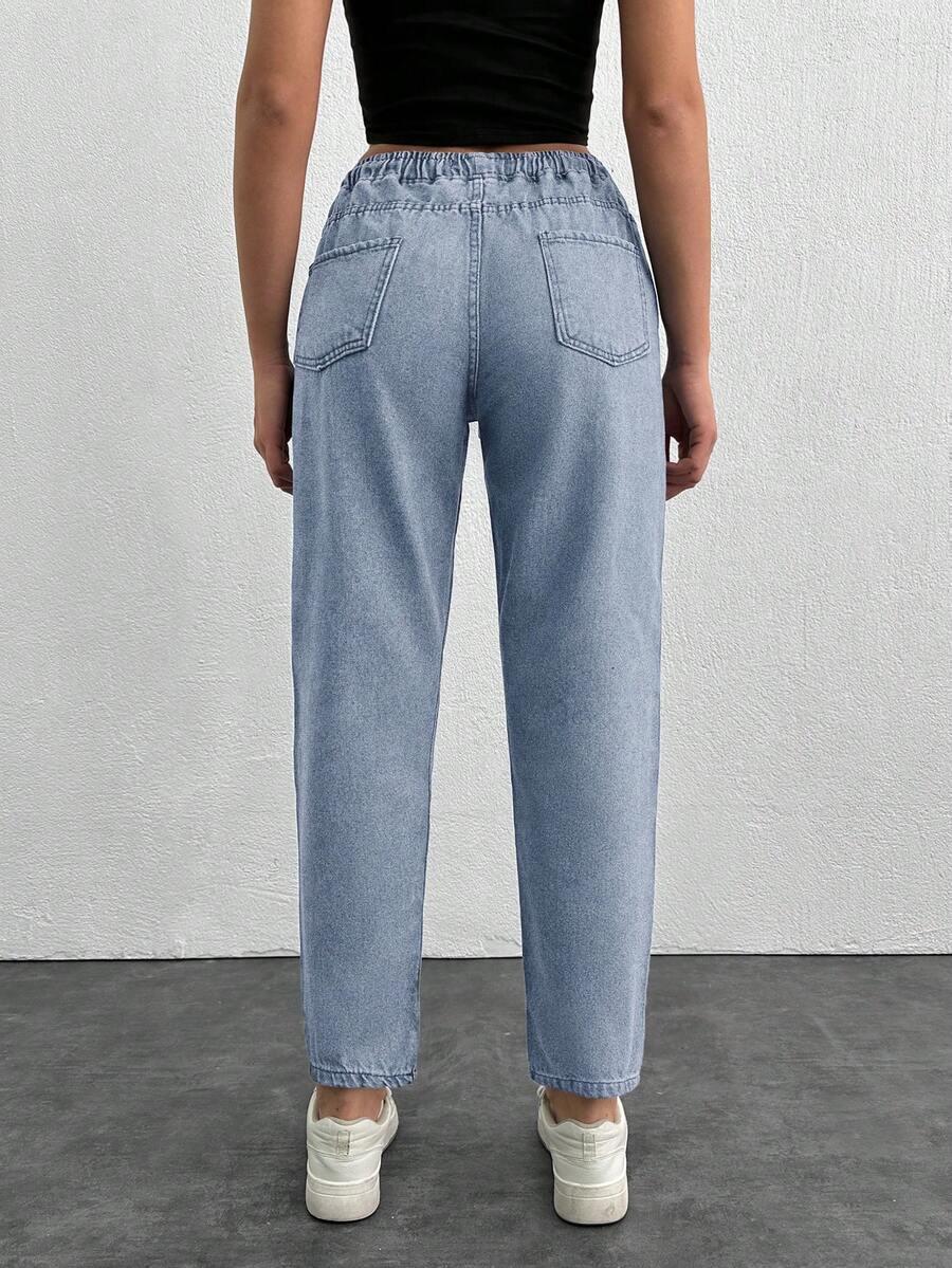 niebieskie spodnie jeans