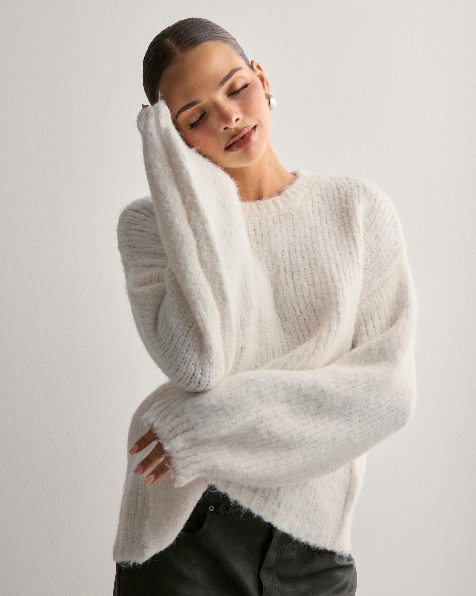 biały sweter oversize