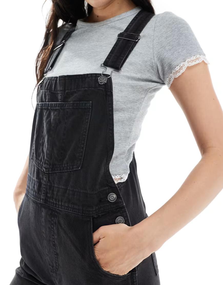 czarne spodnie jeans ogrodniczki