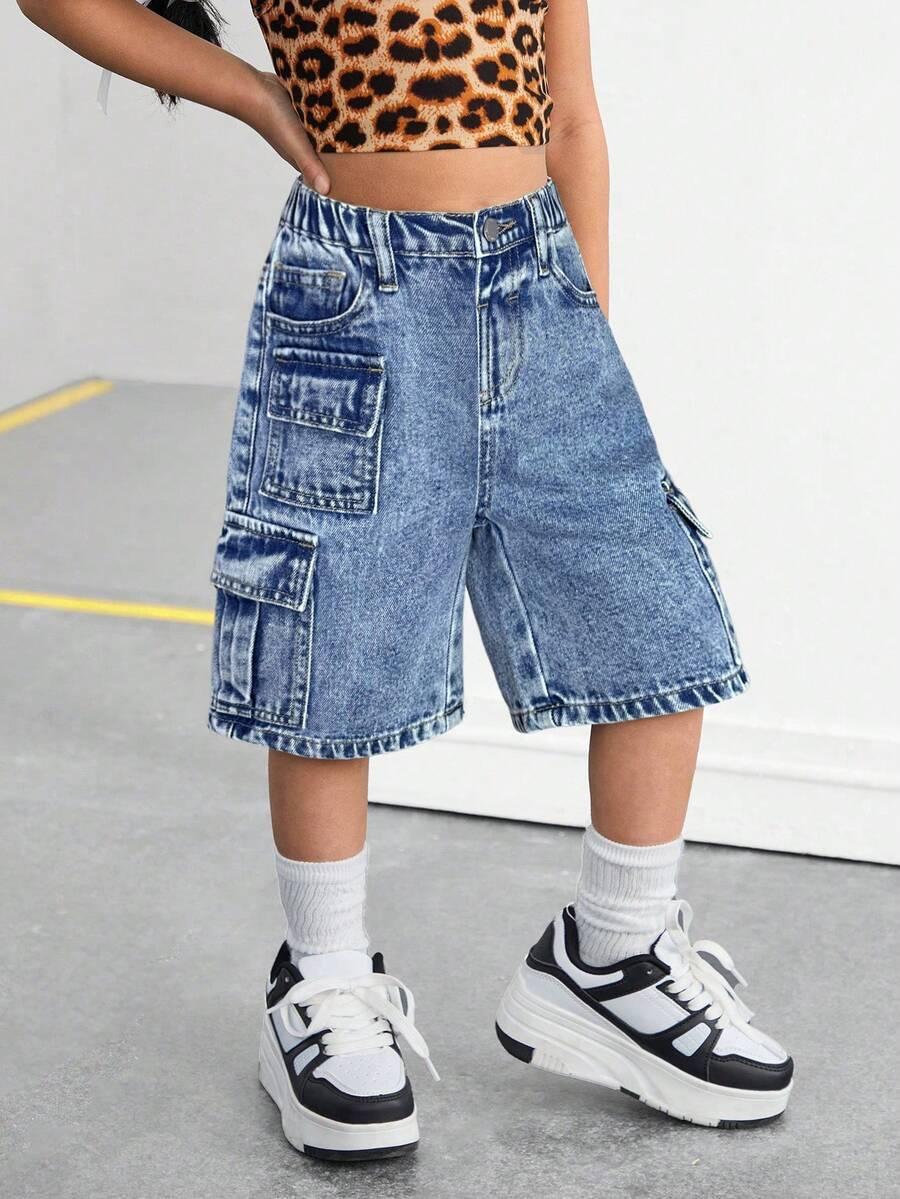 niebieskie spodenki jeans
