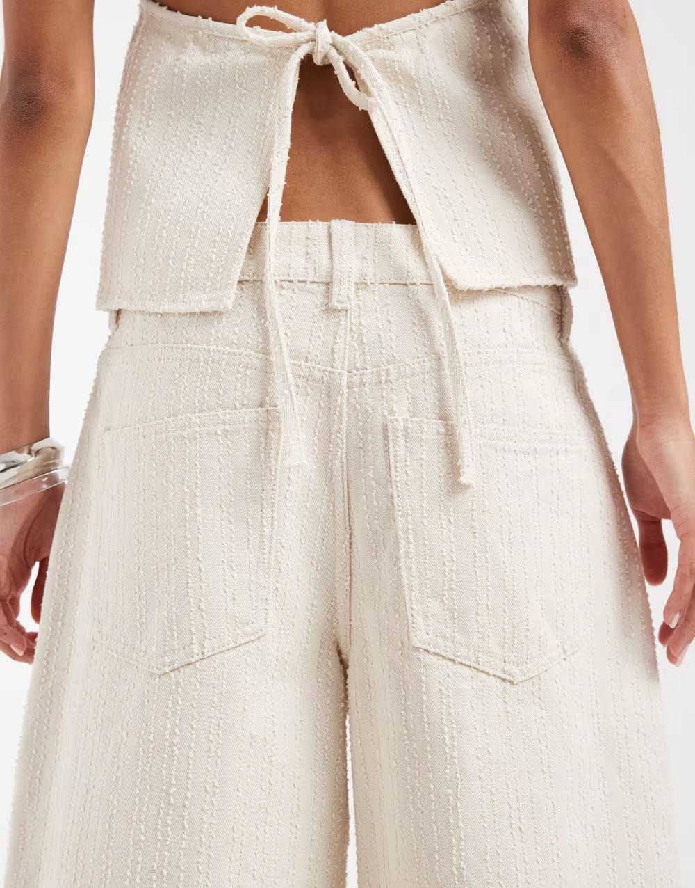 beżowe spodenki burmudy tekstura jeans