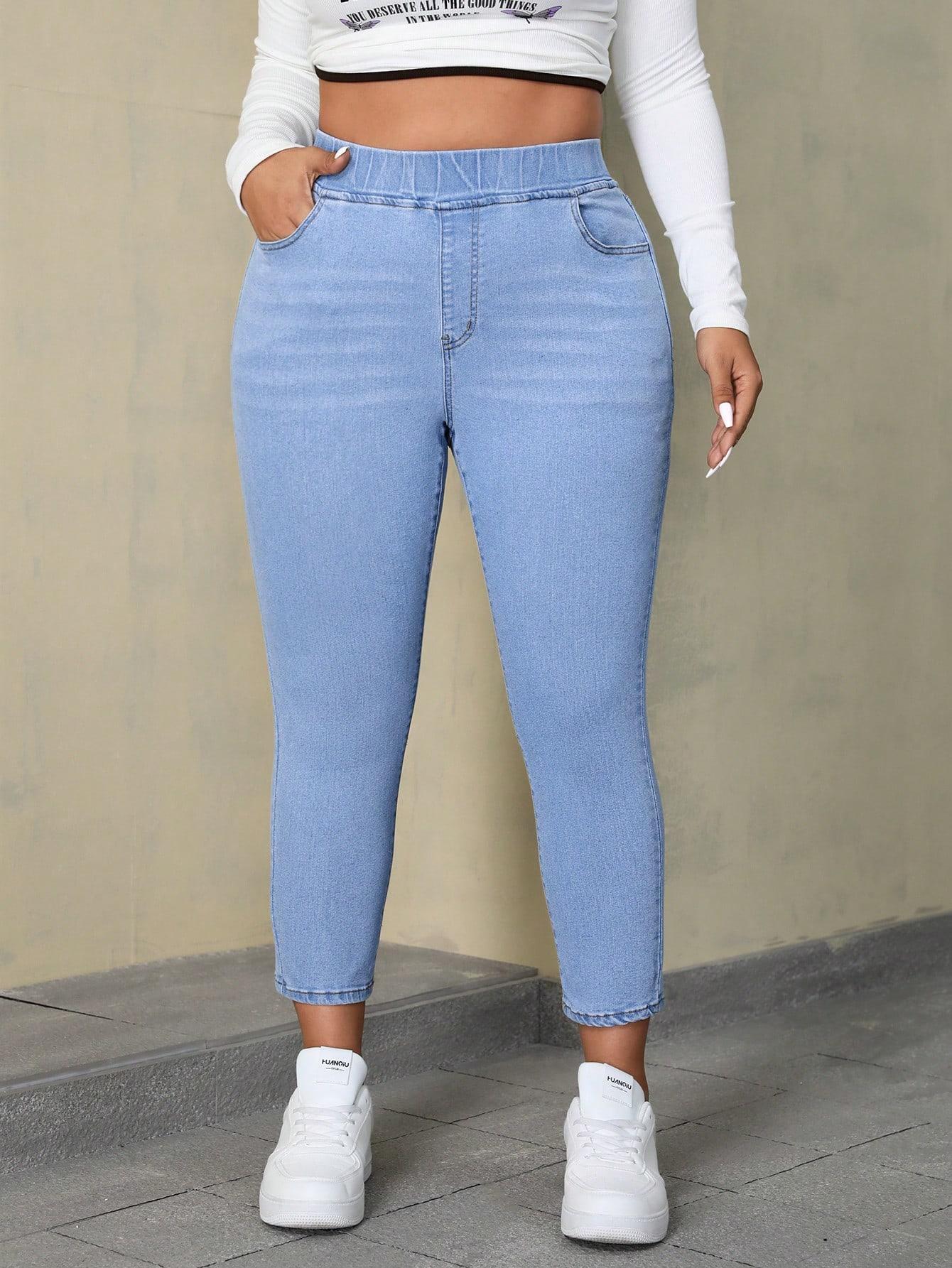 niebieskie spodnie jeans