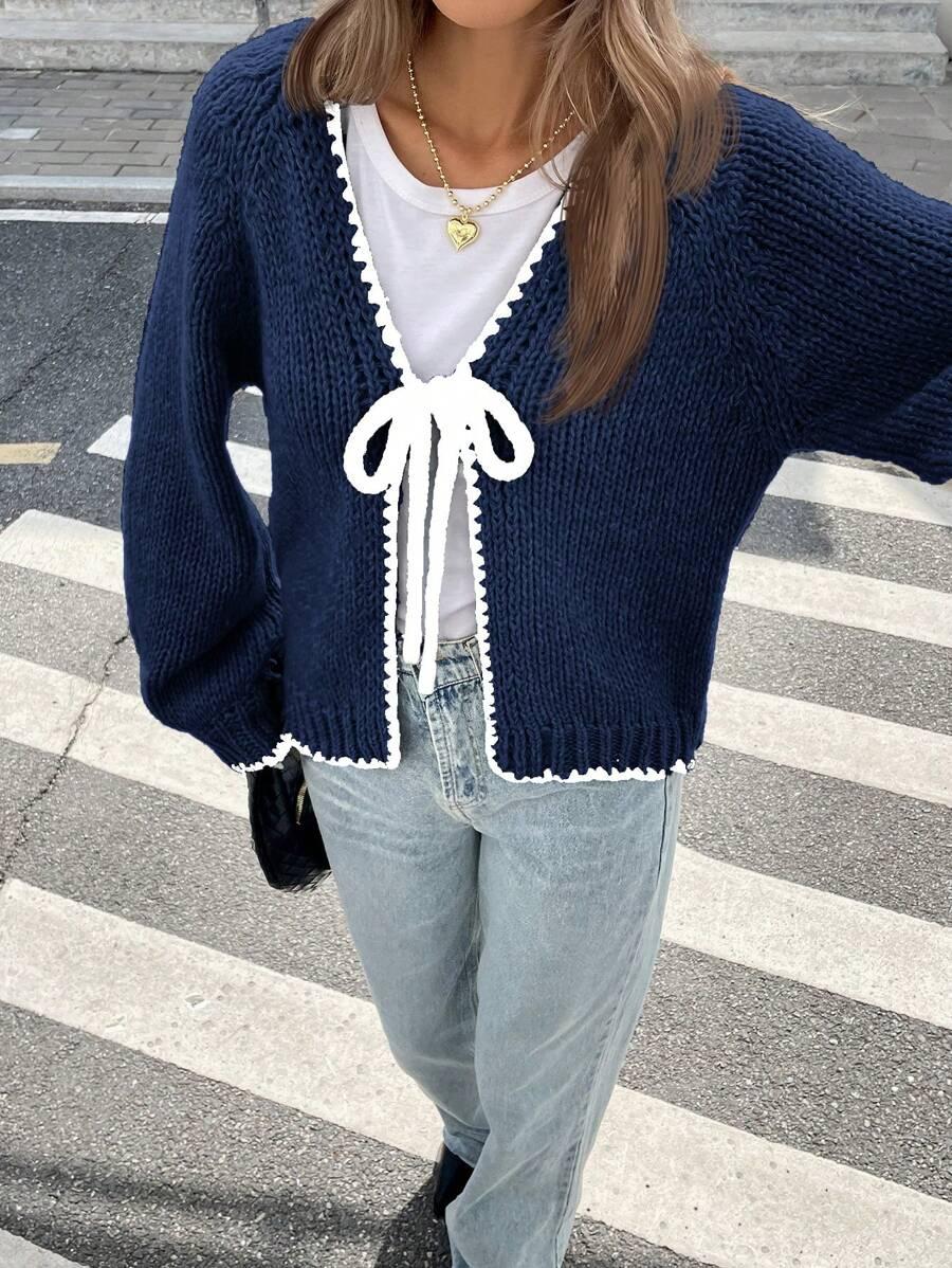 niebieski sweter wiązanie
