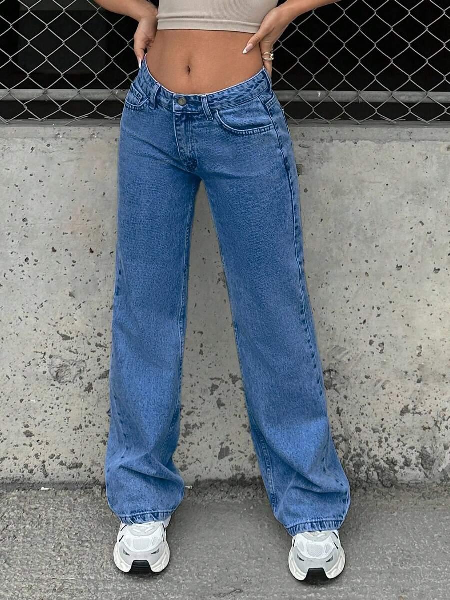 niebieskie spodnie jeans