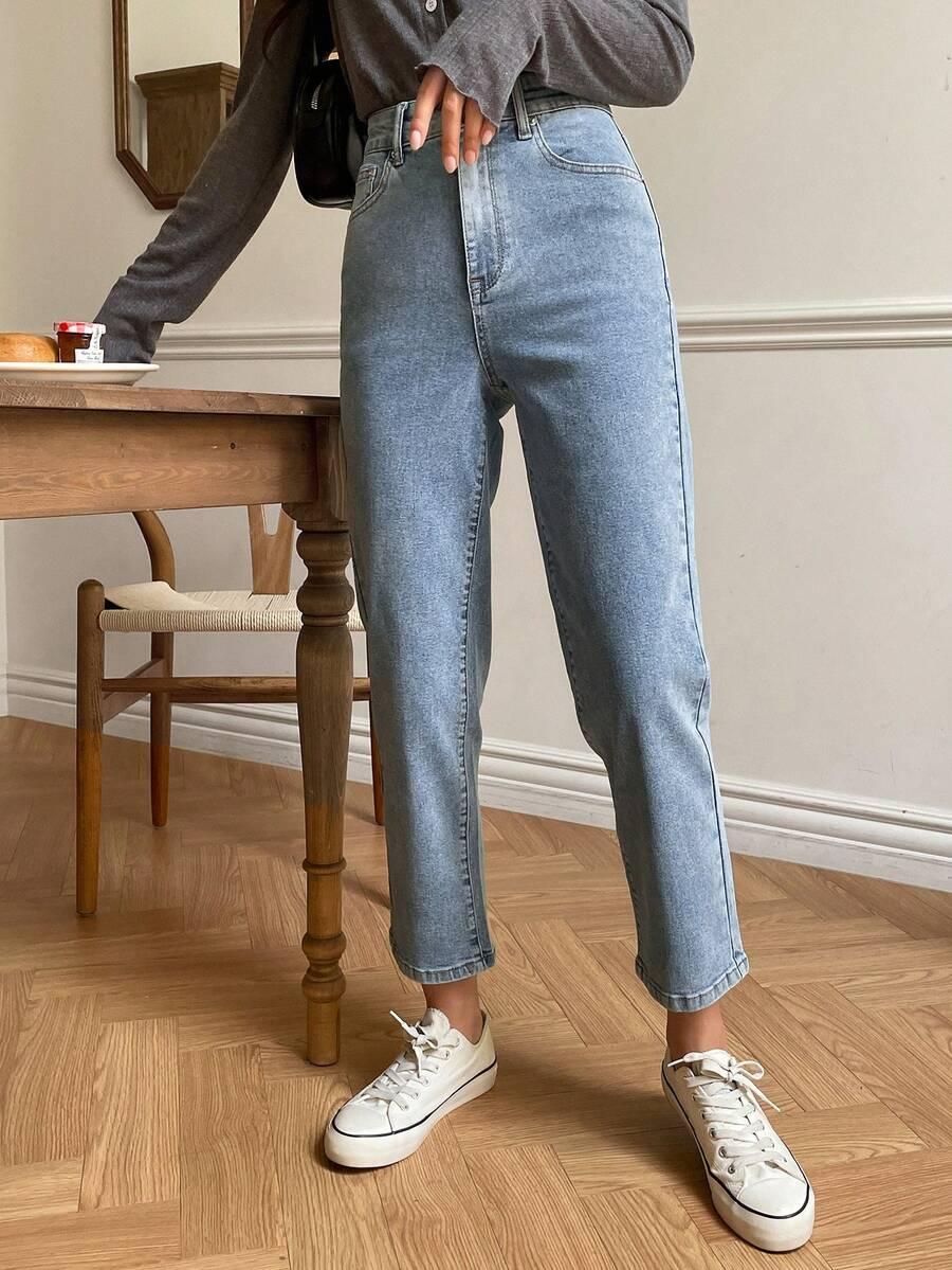 niebiskie spodnie jeans