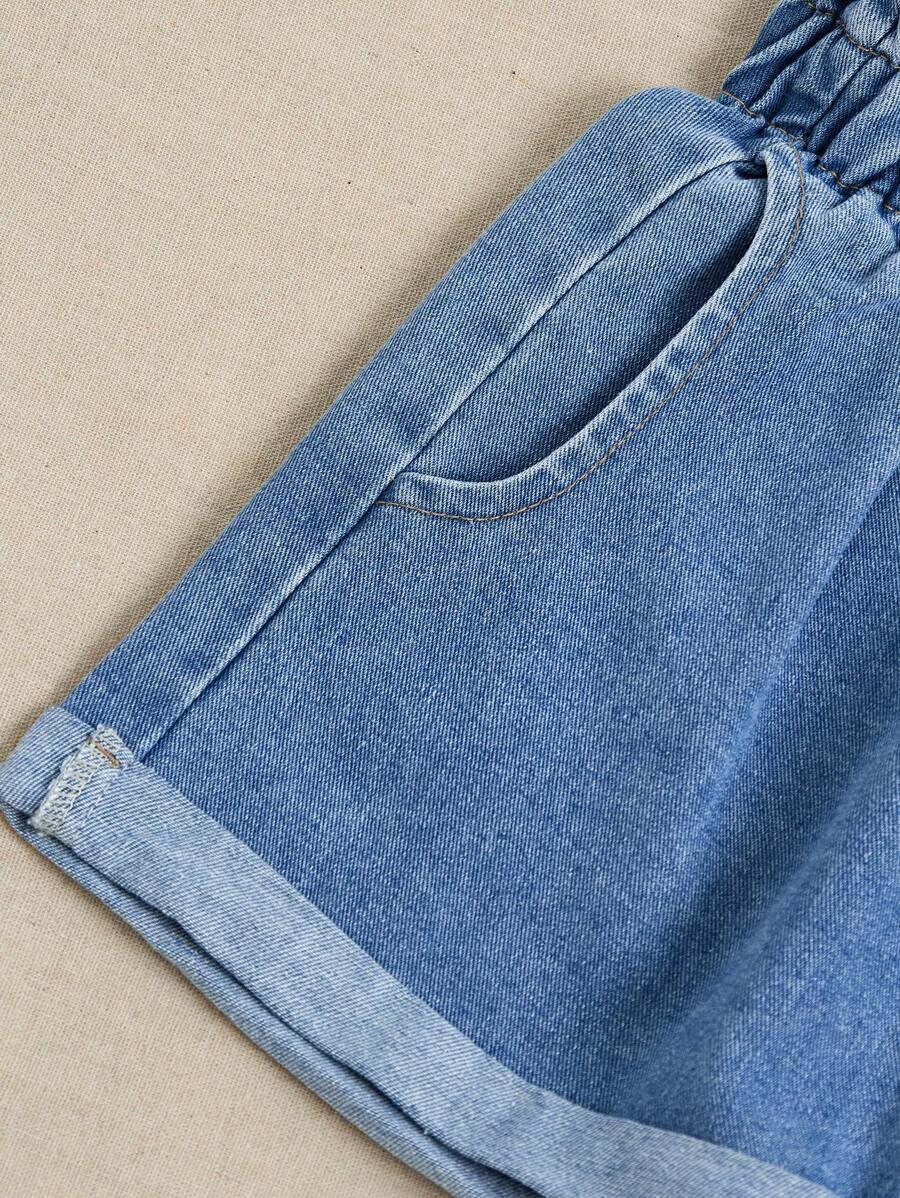 niebieskie spodenki jeans