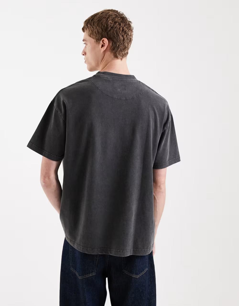 szary t-shirt okrągły dekolt