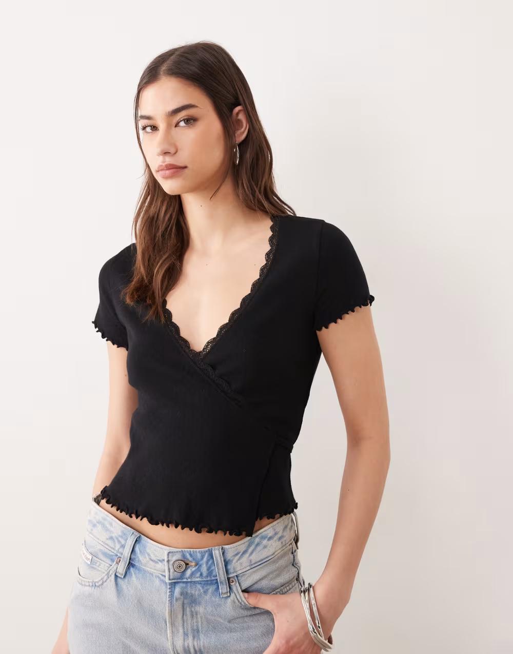 CZARNY TOP KRÓTKI RĘKAW ZIĄZANIE V-NECK