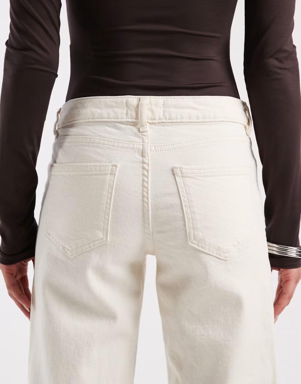 kremowe spodnie jeans kieszenie