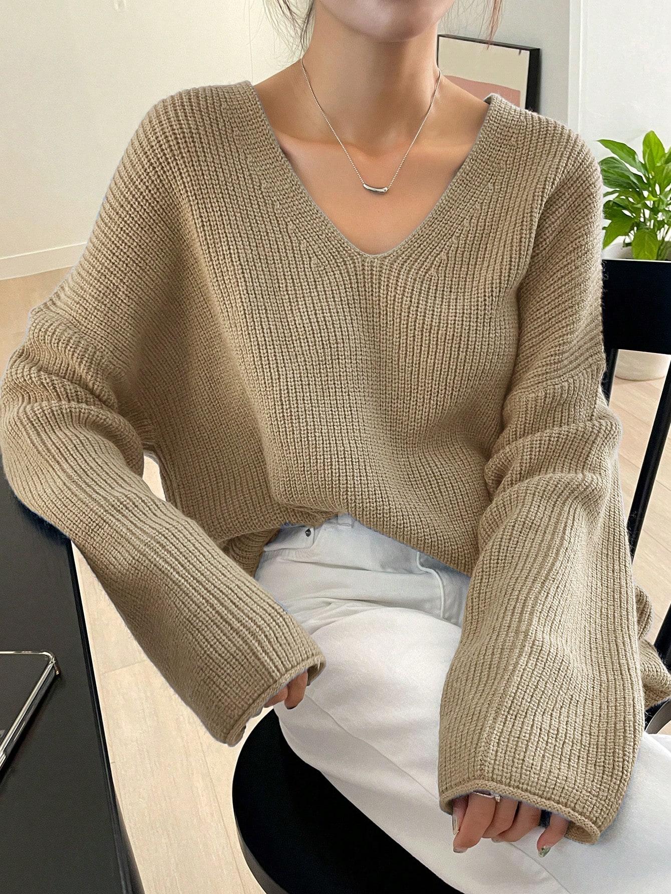 beżowy dzianinowy sweter v-neck