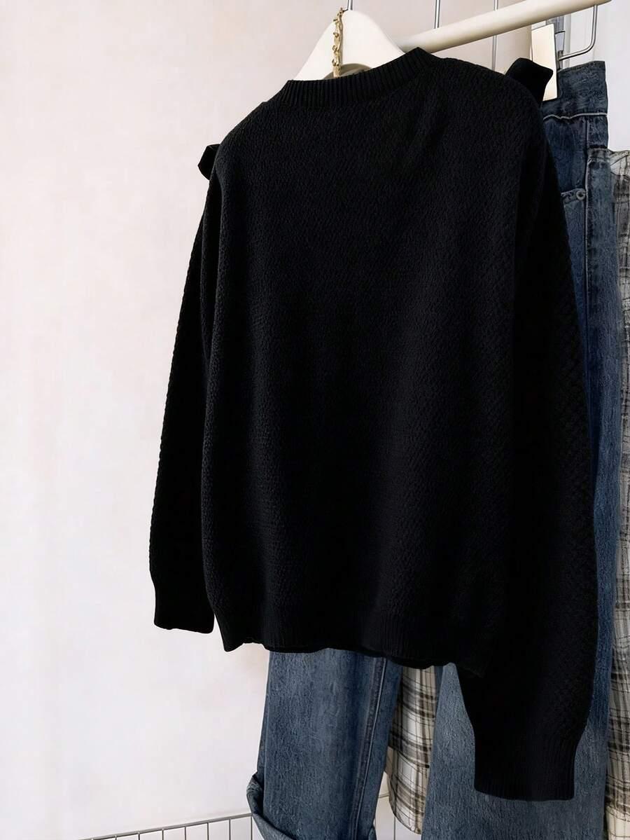 czarny sweter falbana
