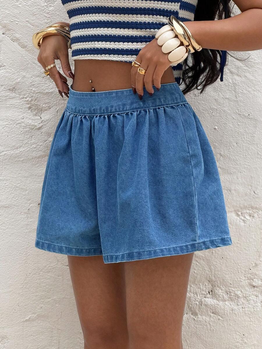 niebieskie spodenki jeans