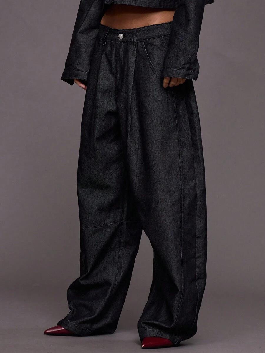 granatowe spodnie jeans