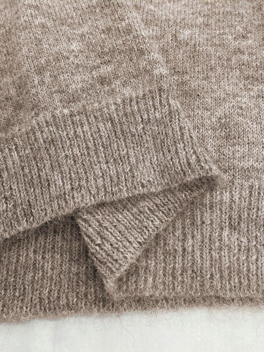beżowy sweter z domieszką wełny