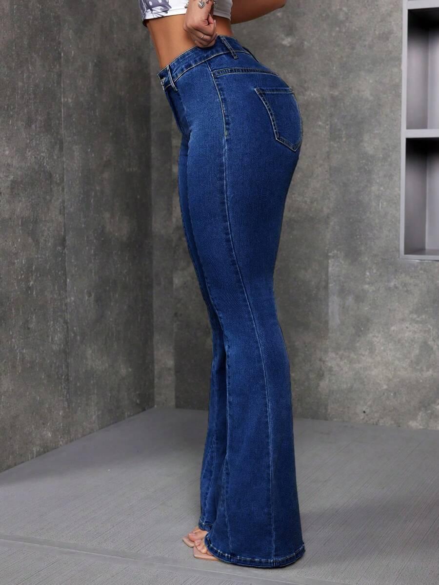 granatowe spodnie jeans