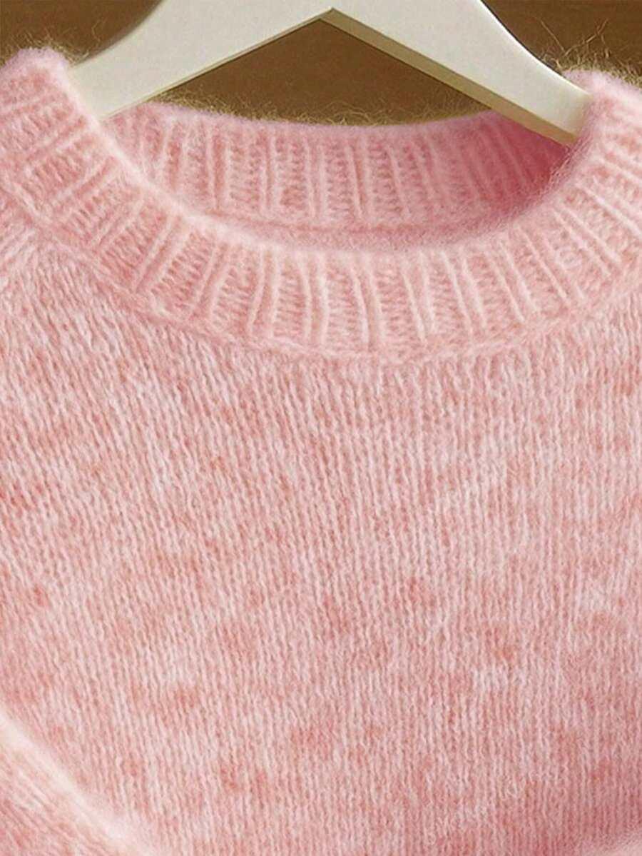 różowy sweter z długim rękawem