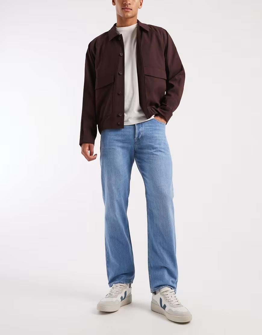 niebieskie spodnie jeans kieszenie