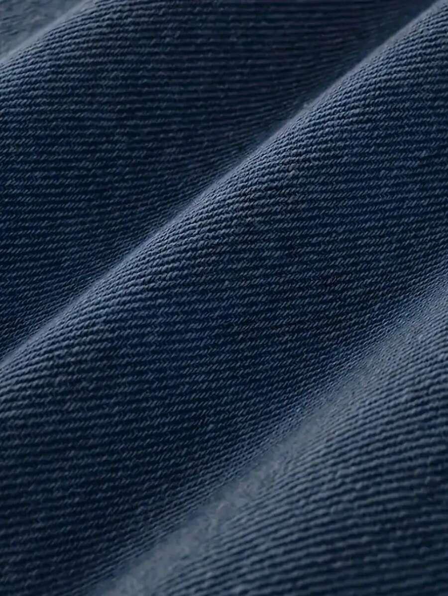 niebieskie spodnie jeans