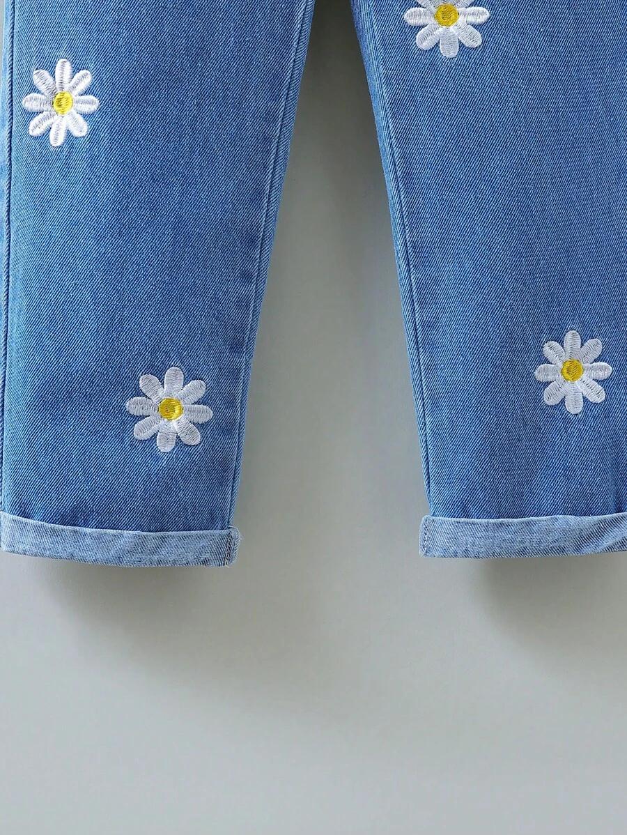 niebieskie spodnie jeans