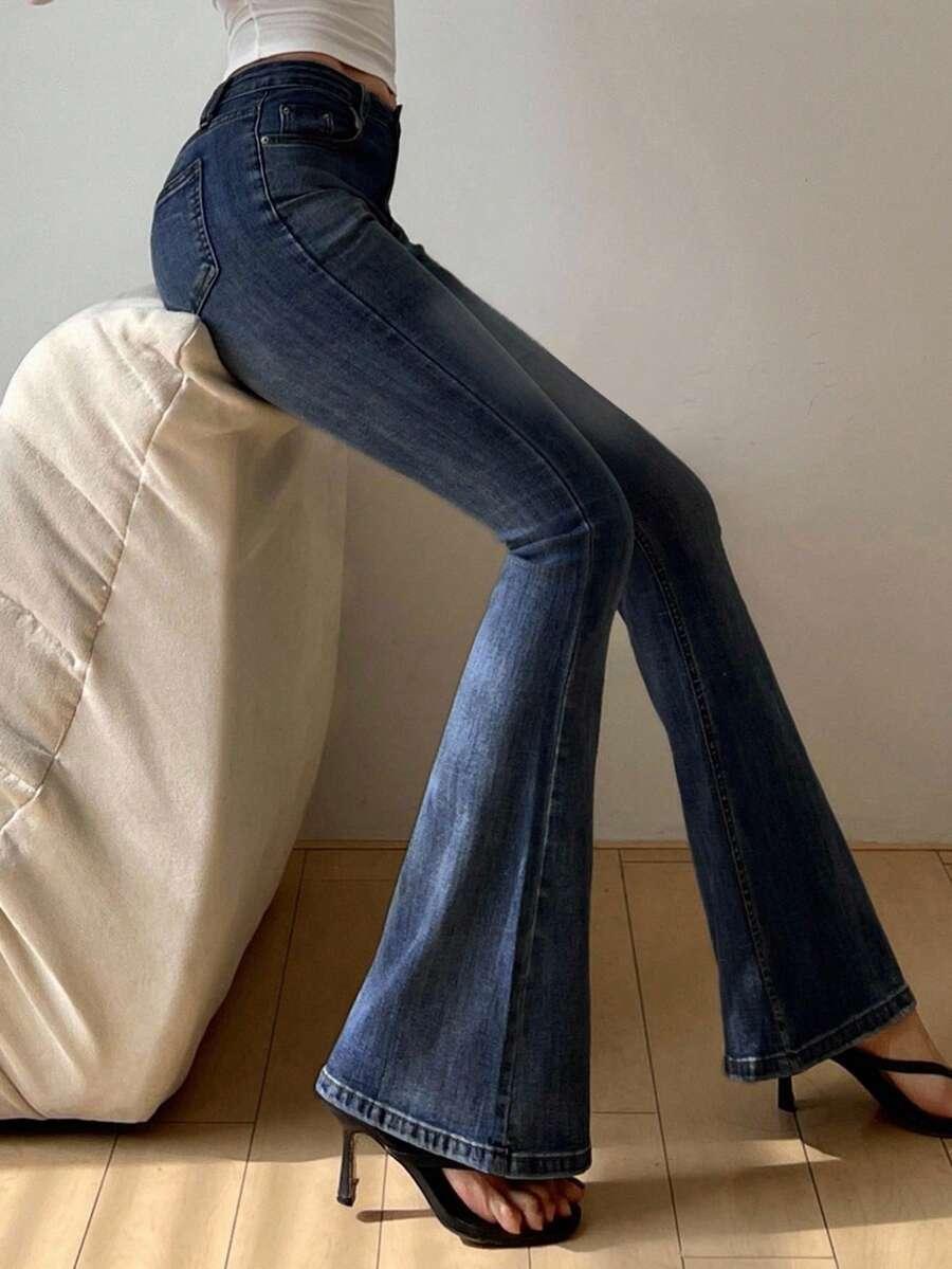 niebieskie spodnie jeans