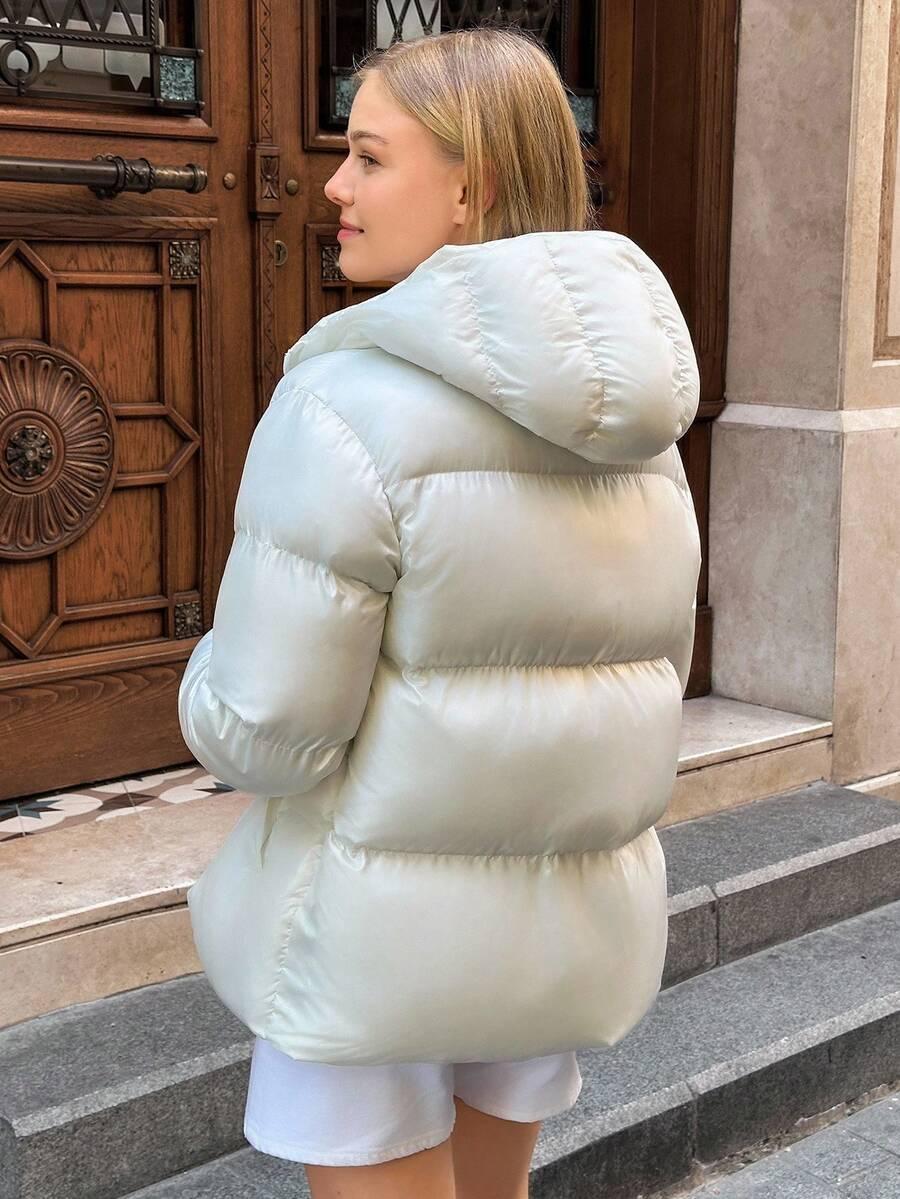 biała pikowana kurtka zamek