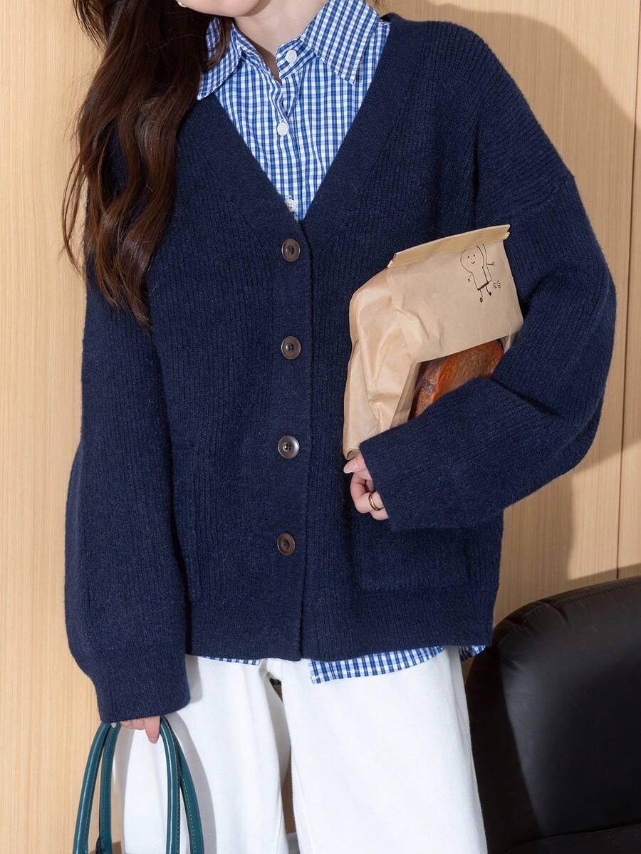 granatowy sweter guziki