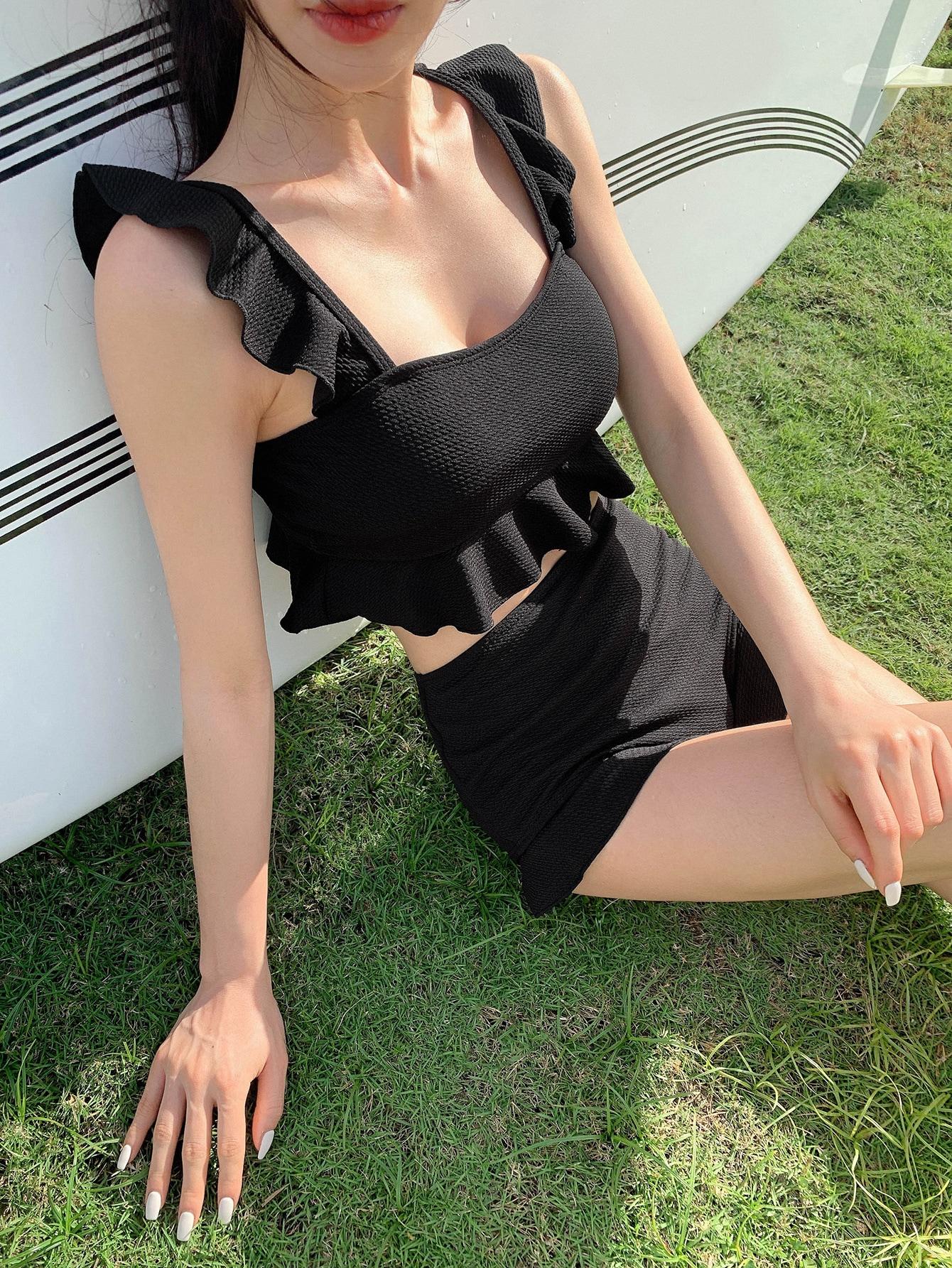 czarny komplet bikini falbany