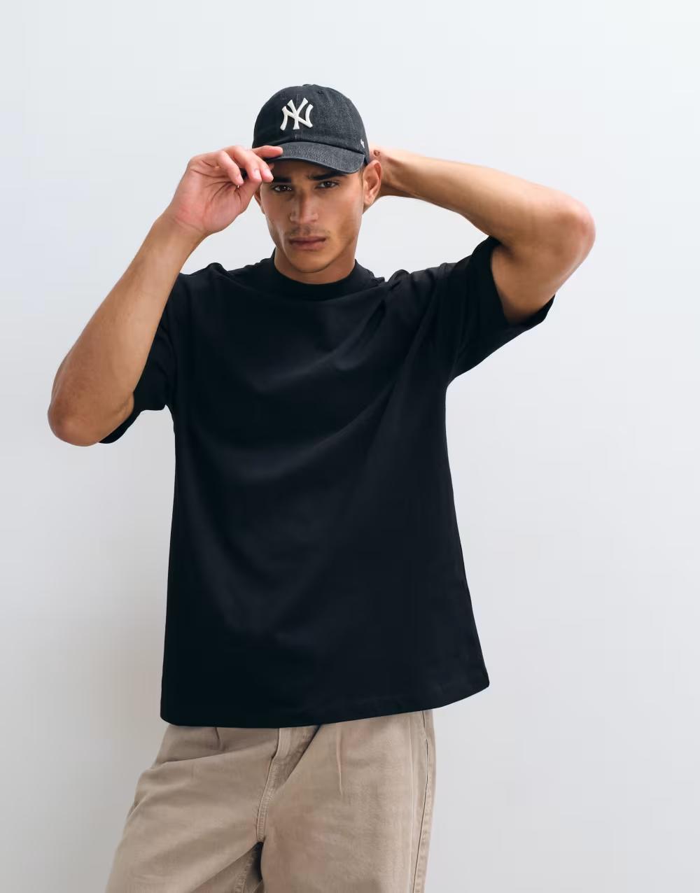 CZARNY T-SHIRT PRĄŻKI
