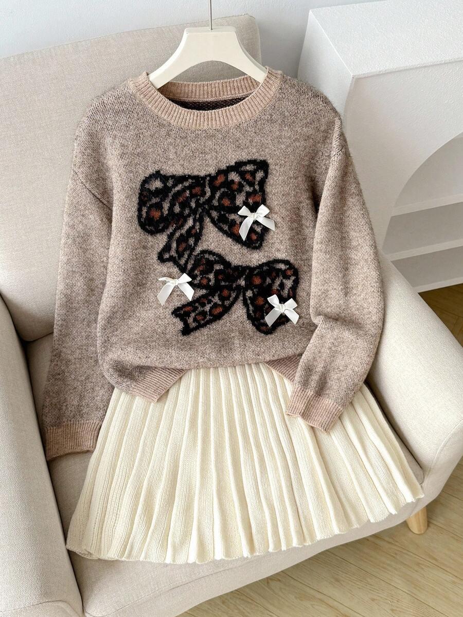 SWETER Z KOKARDKAMI