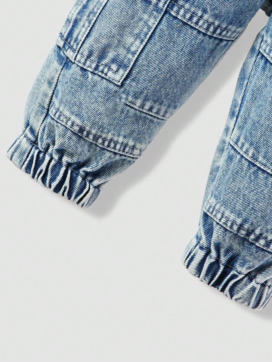 niebieskie spodnie jeans
