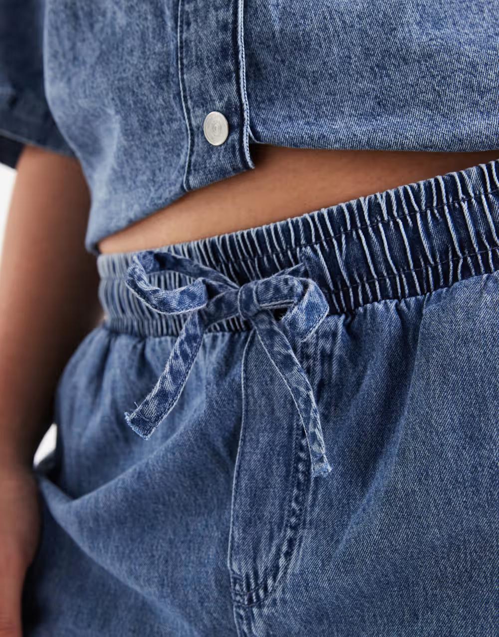 niebieskie spodnie jeans wiązanie