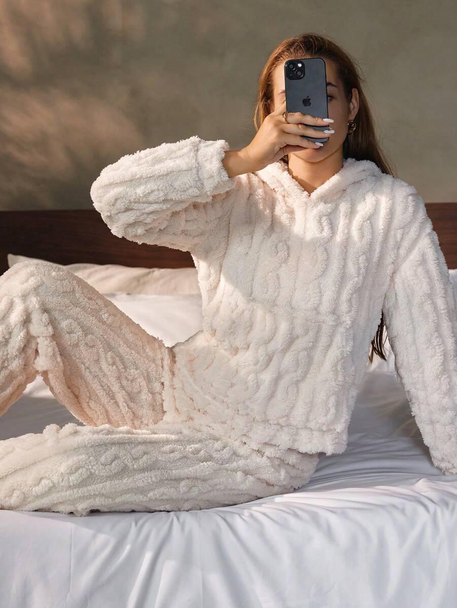 kremowa fluffy bluza spodnie komplet