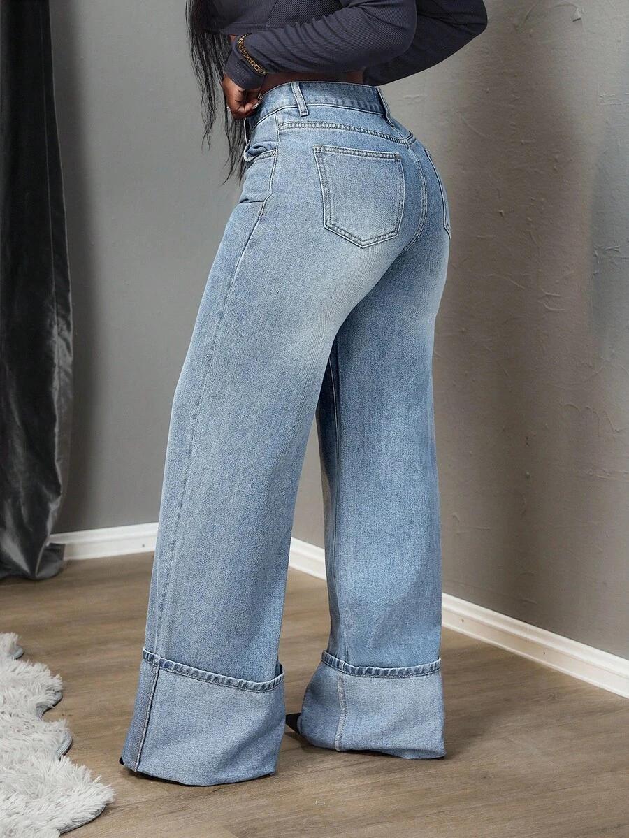 niebieskie spodnie jeans