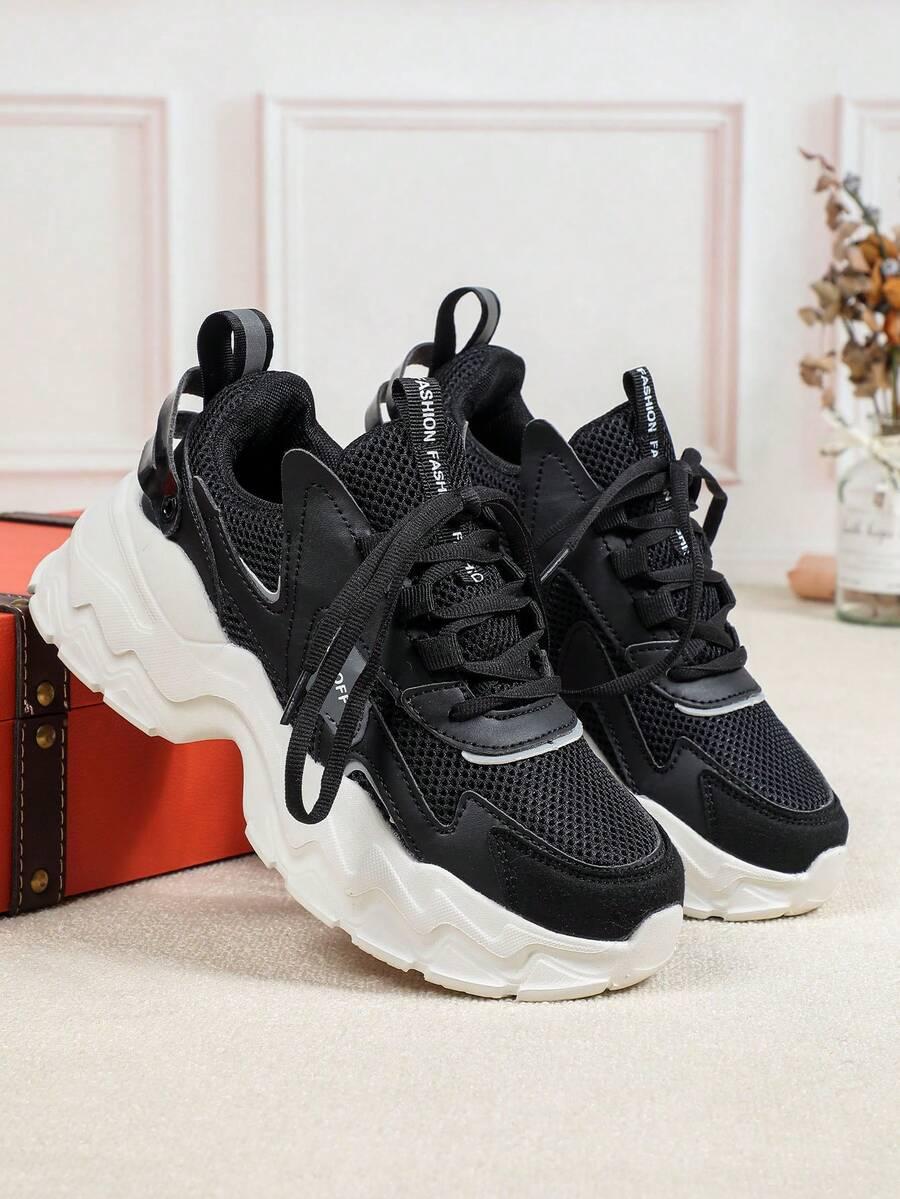 czarne sznurowane buty sportowe