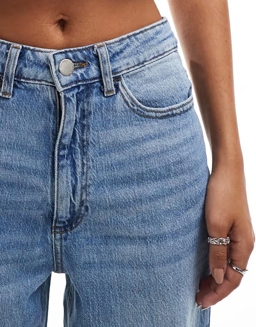 niebieskie proste spodnie jeans