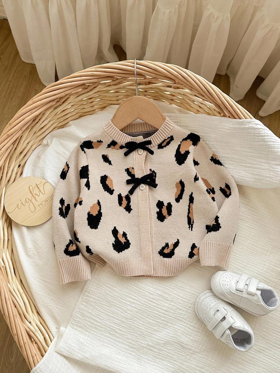 sweter zapinany wzór zwierzęcy