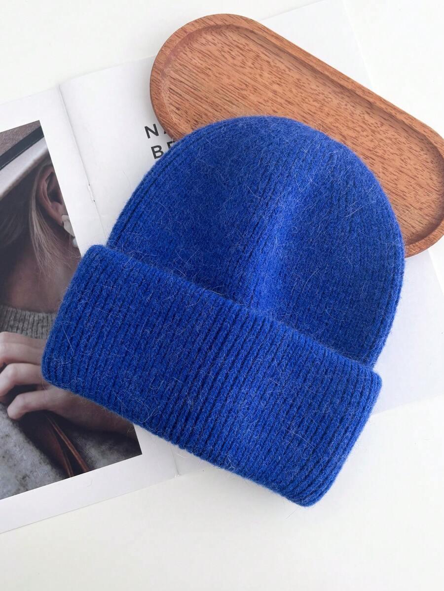 niebieska czapka beanie