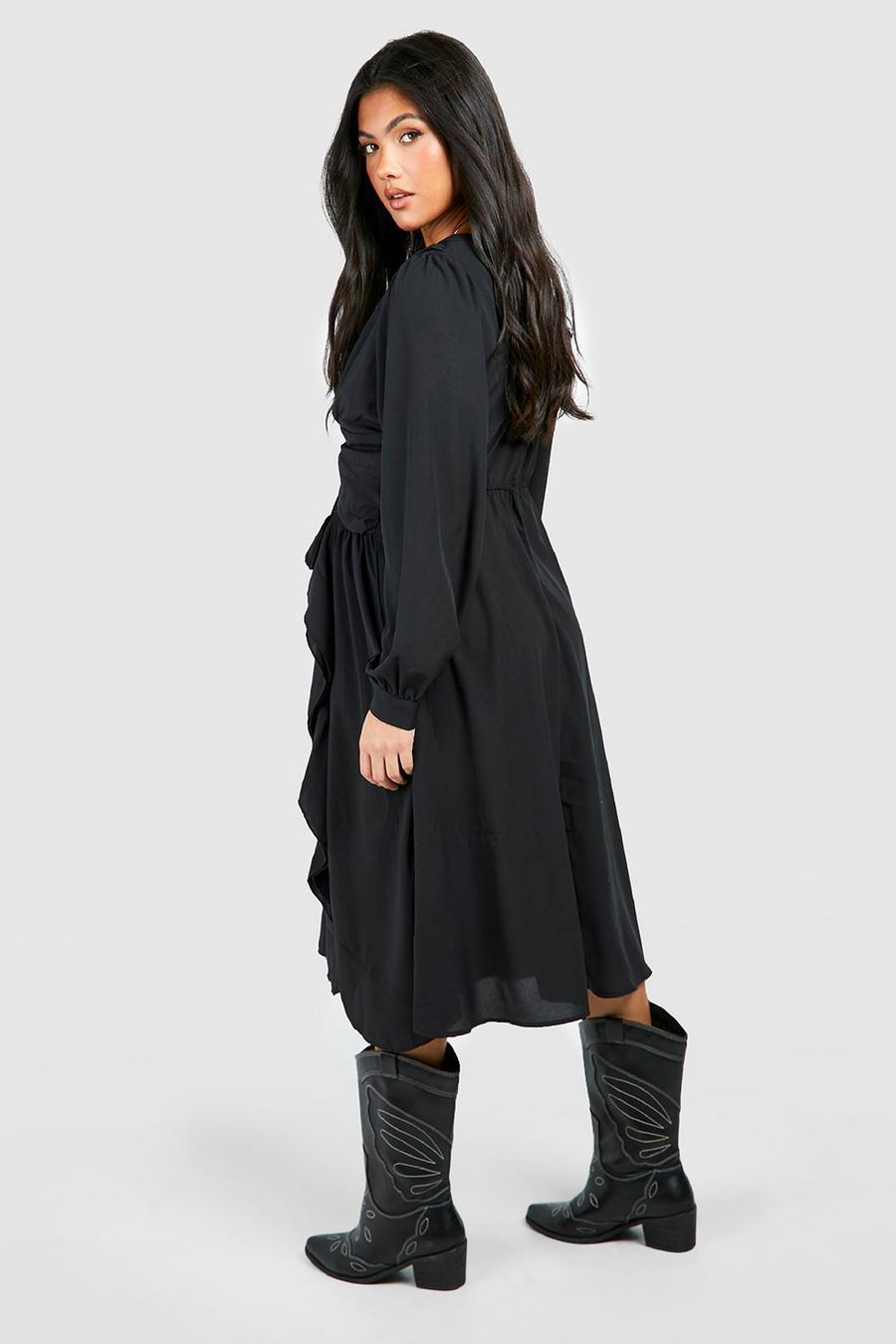czarna sukienka z długim rękawem falbana