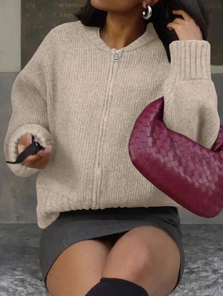beżowy sweter zamek