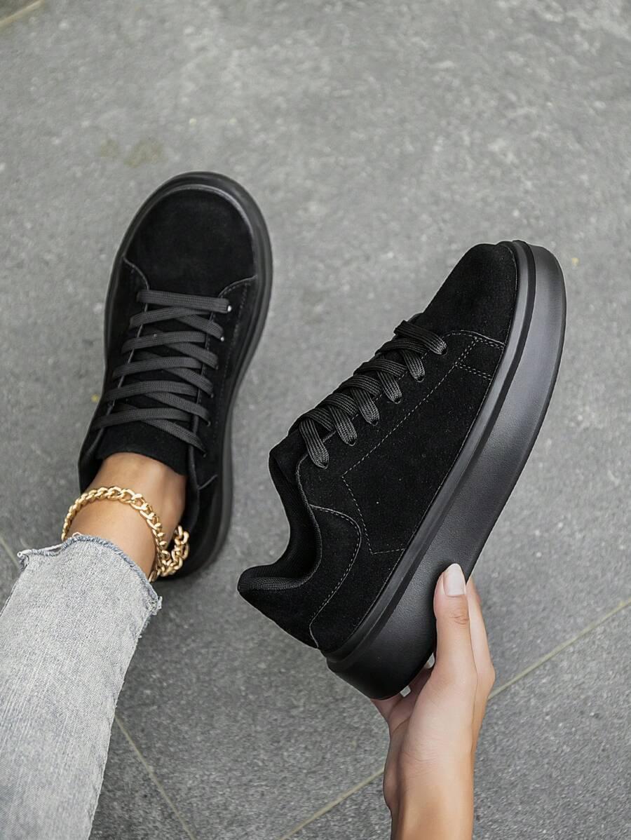czarne sznurowane buty sportowe 