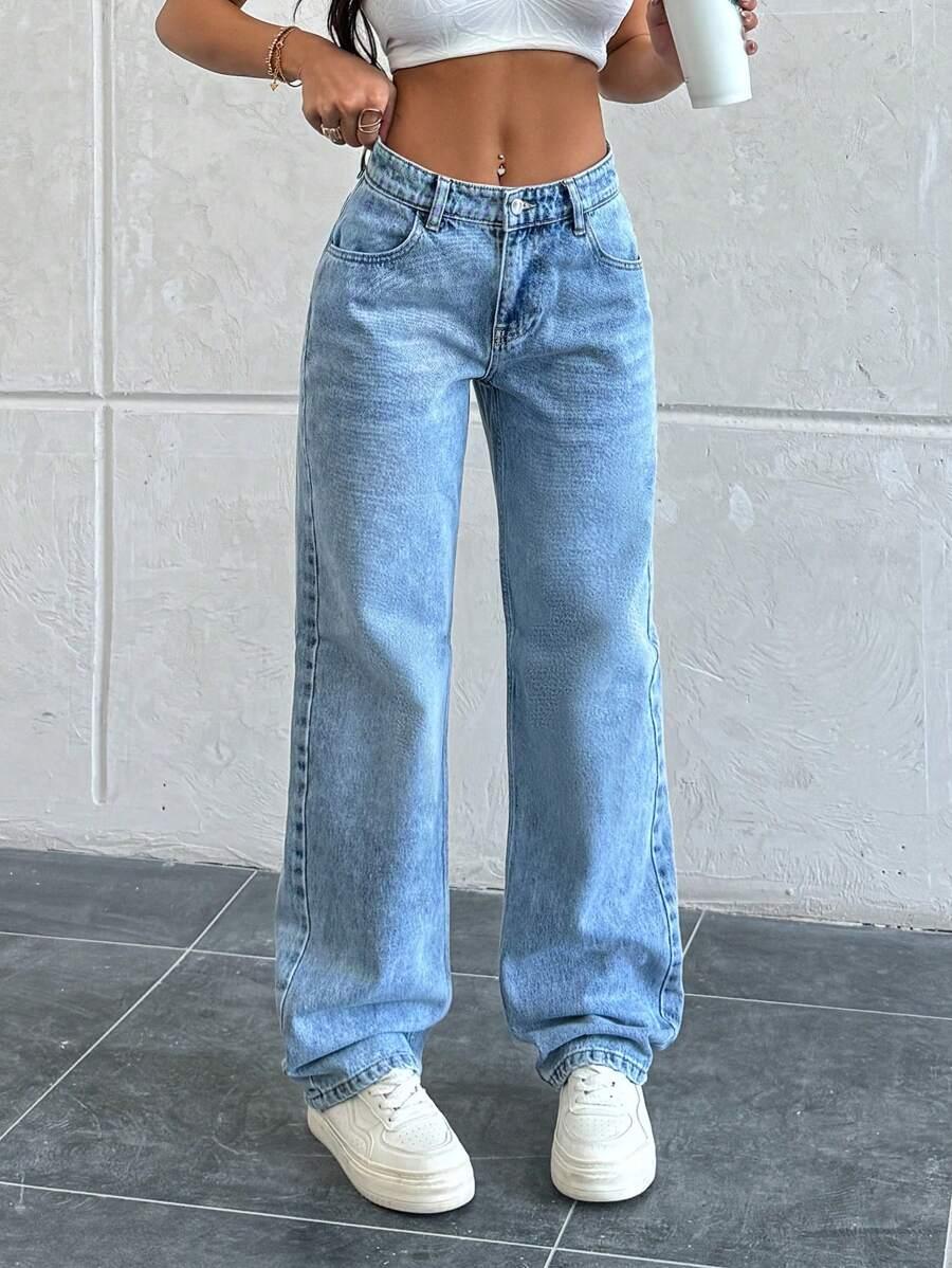 niebieskie spodnie jeans