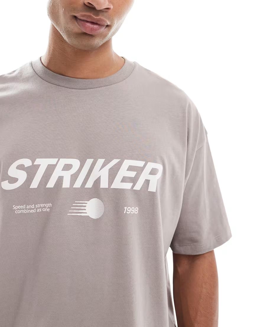 beżowy t-shirt oversize napis striker