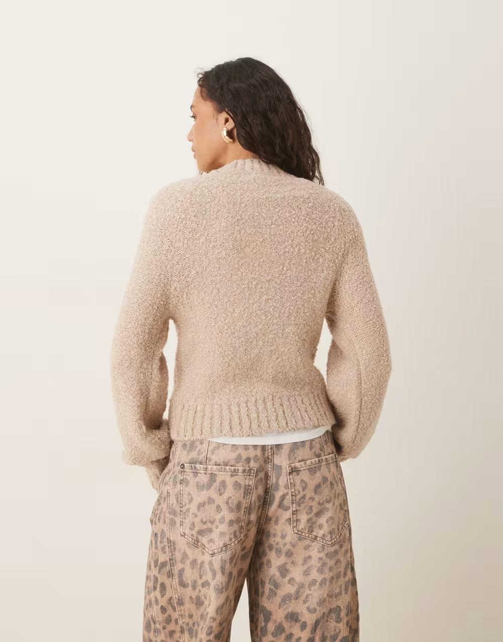klasyczny beżowy sweter