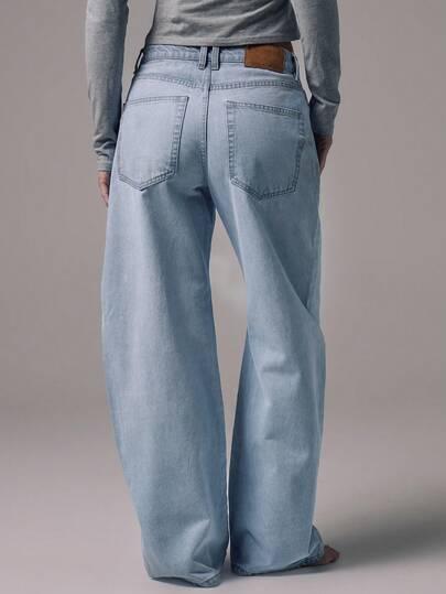 niebieskie spodnie jeans