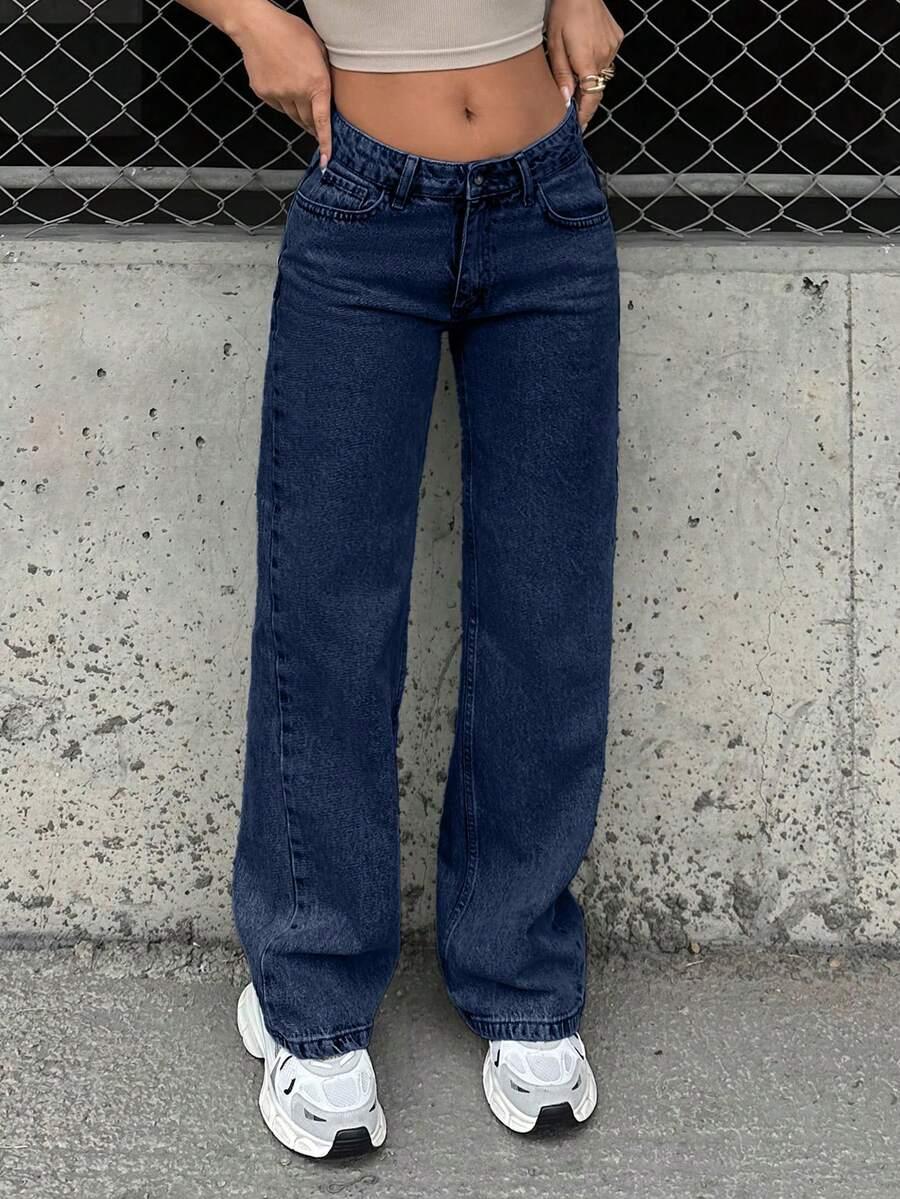 niebieskie spodnie jeans