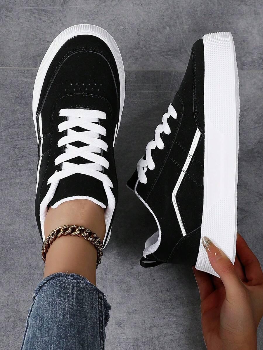 sznurowane czarne buty sportowe