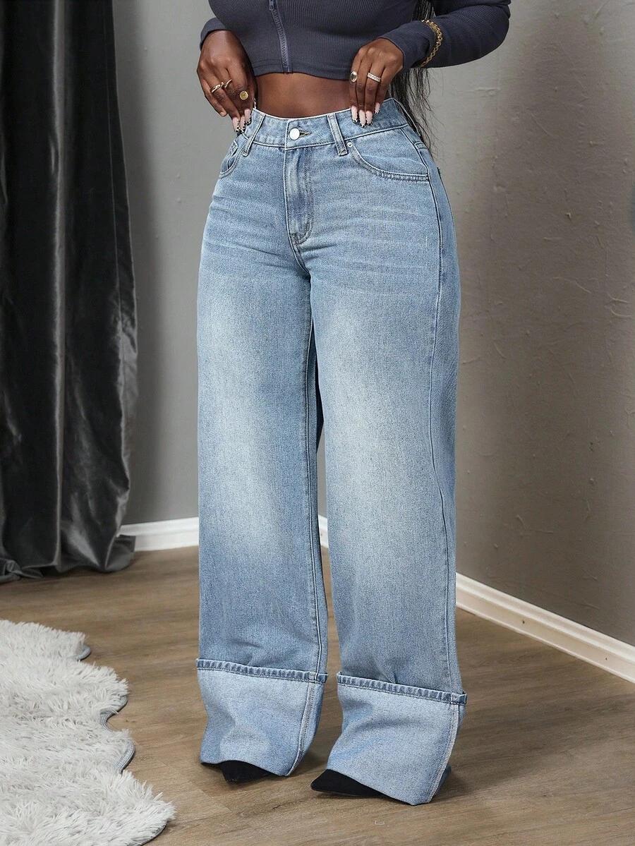 niebieskie spodnie jeans
