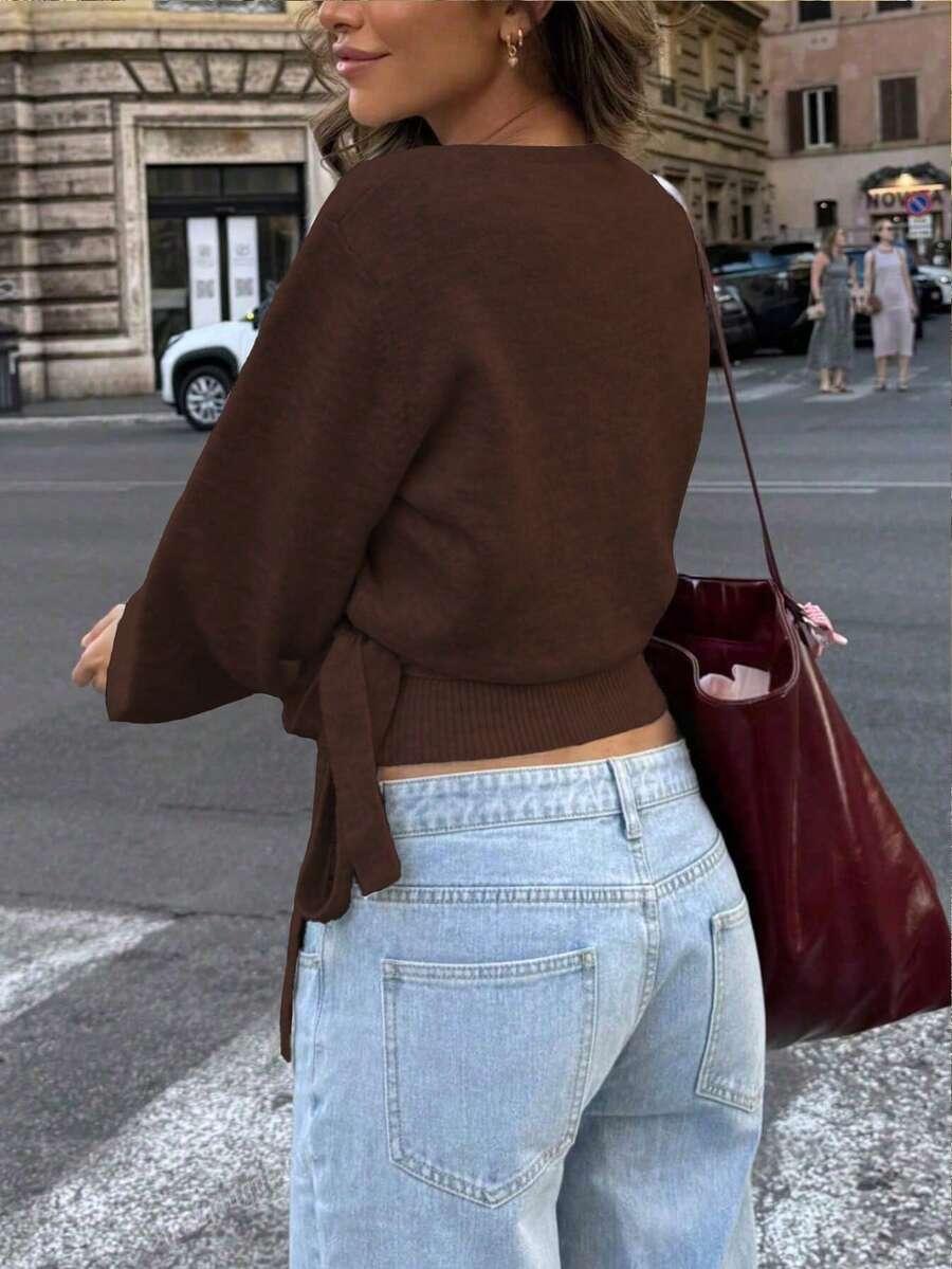 brązowy sweter kopertowy dekolt